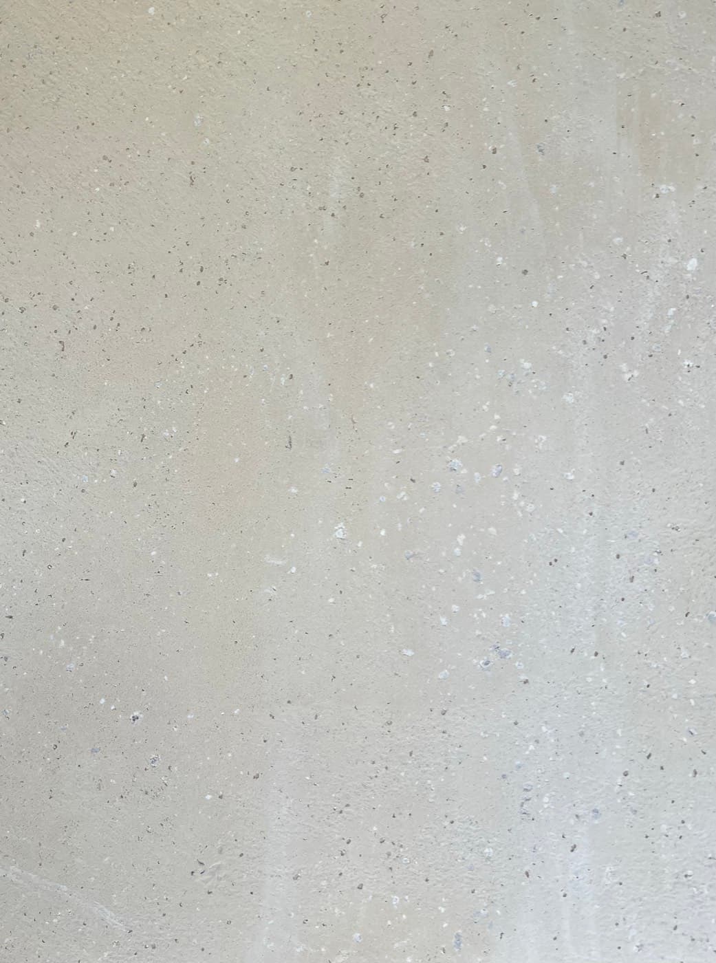 Detail stěrky se střípky muránského skla